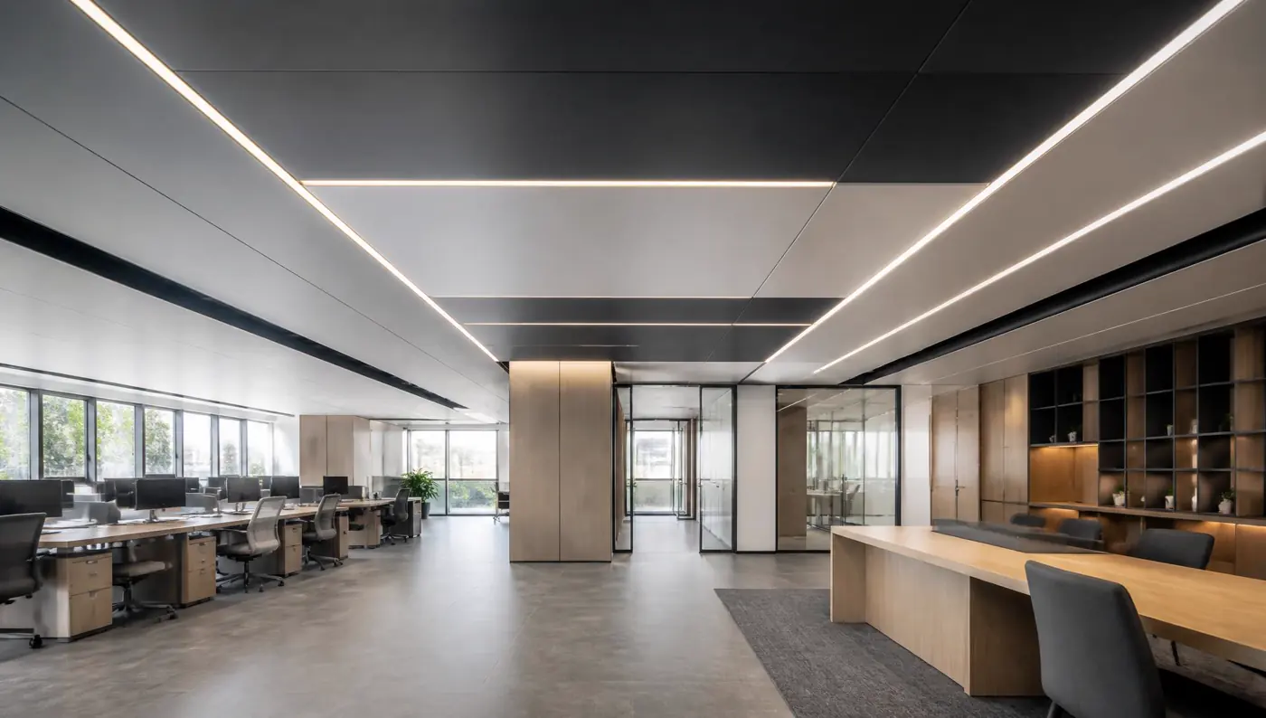 Birou modern cu linii LED integrate în plafonul suspendat